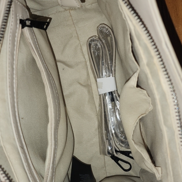 Badgely Mischka handbag faux leather barely used. - Picture 4 of 8